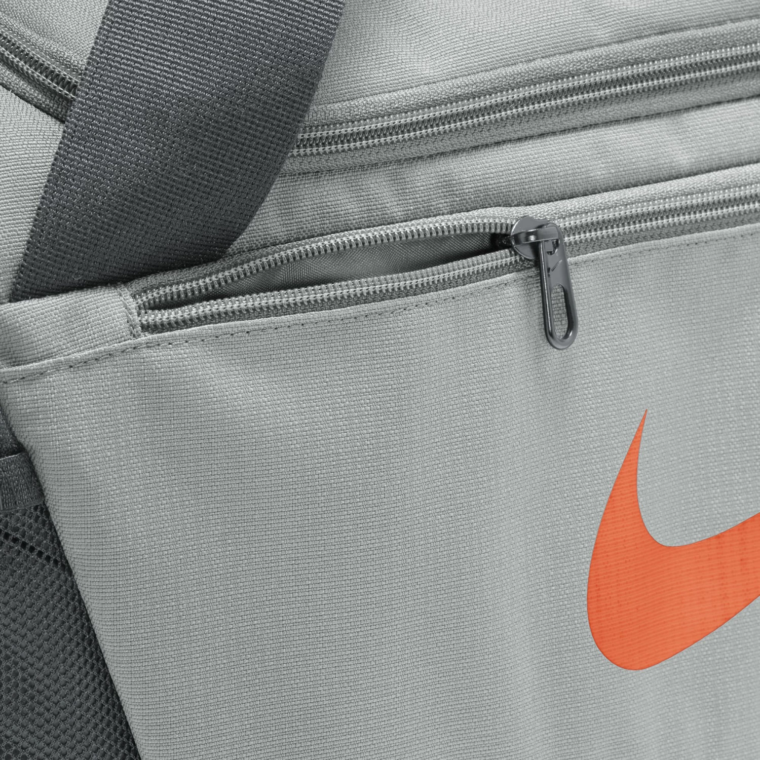 Nike Brasilia 9.5 Sports Bag - Grey 8 Nike Brasilia 9.5 Sports Bag - Grey - Image 6
