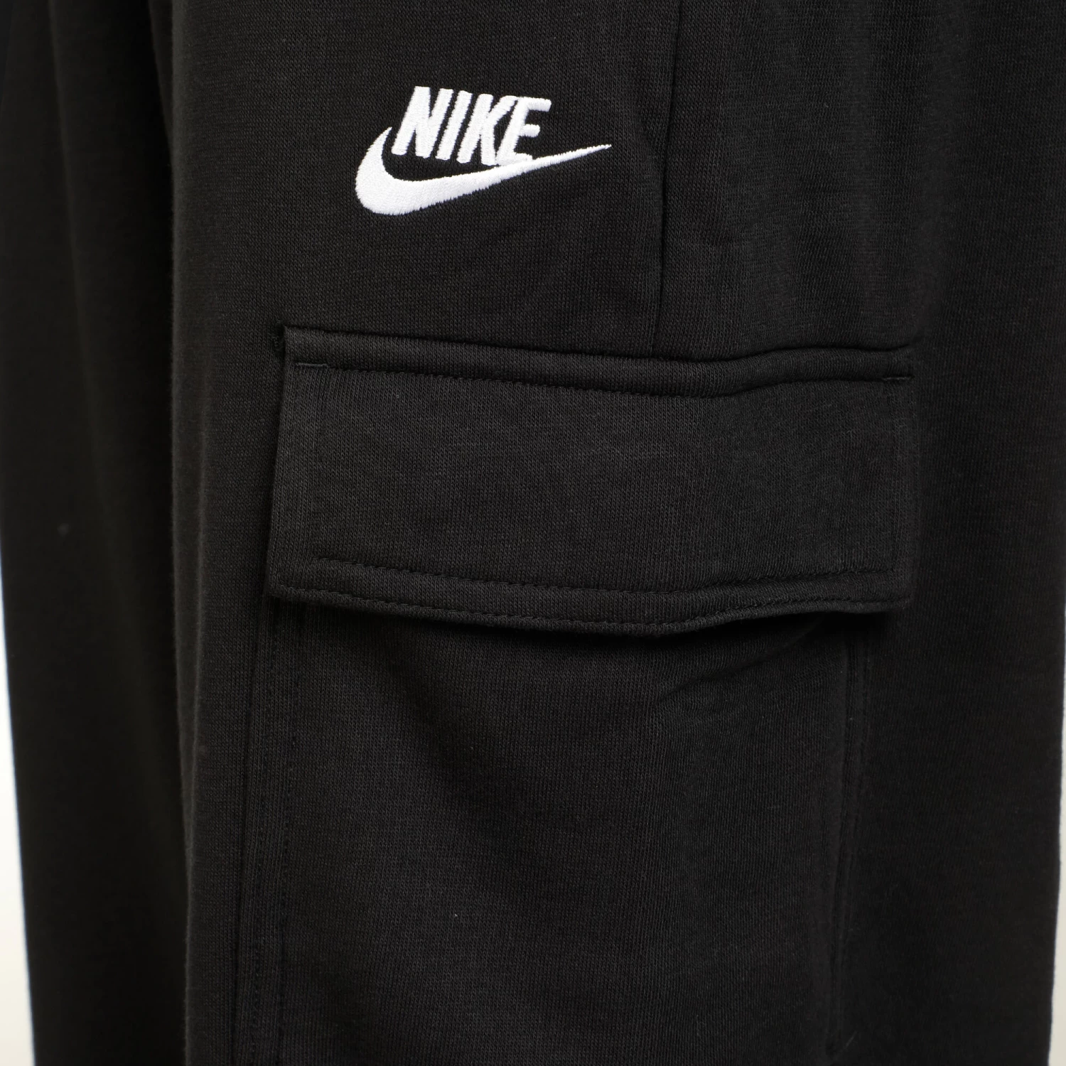 Nike Sportswear Club Flouncy MR Cargo Training Pants Women - Black, White 7 Nike Sportswear Club Flouncy MR Cargo Training Pants Women - Black, White - Image 5